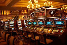 တိုက်ရိုက် Live Casino ဒီလာနှင့် ကစားနေသောမြင်ကွင်း