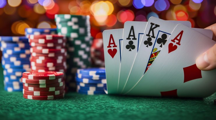 Casino ဂိမ်းလော်ဘီ ထဲမှ Baccarat နှင့် Roulette စားပွဲများ မြင်ကွင်း